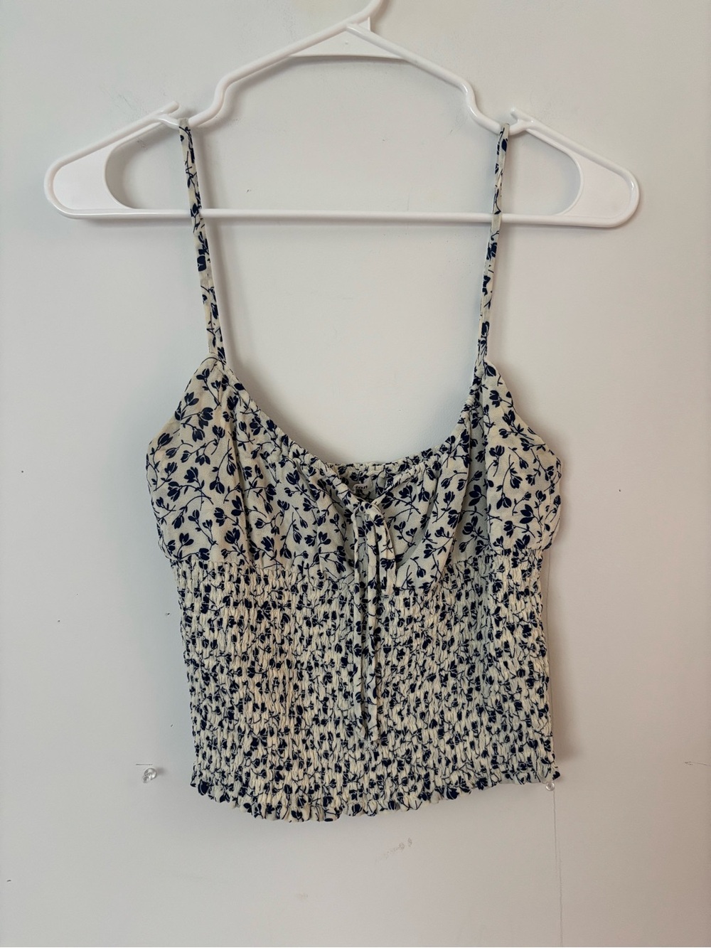 reformation ivory cream & navy blue floral stretchy cropped tank top 🤍